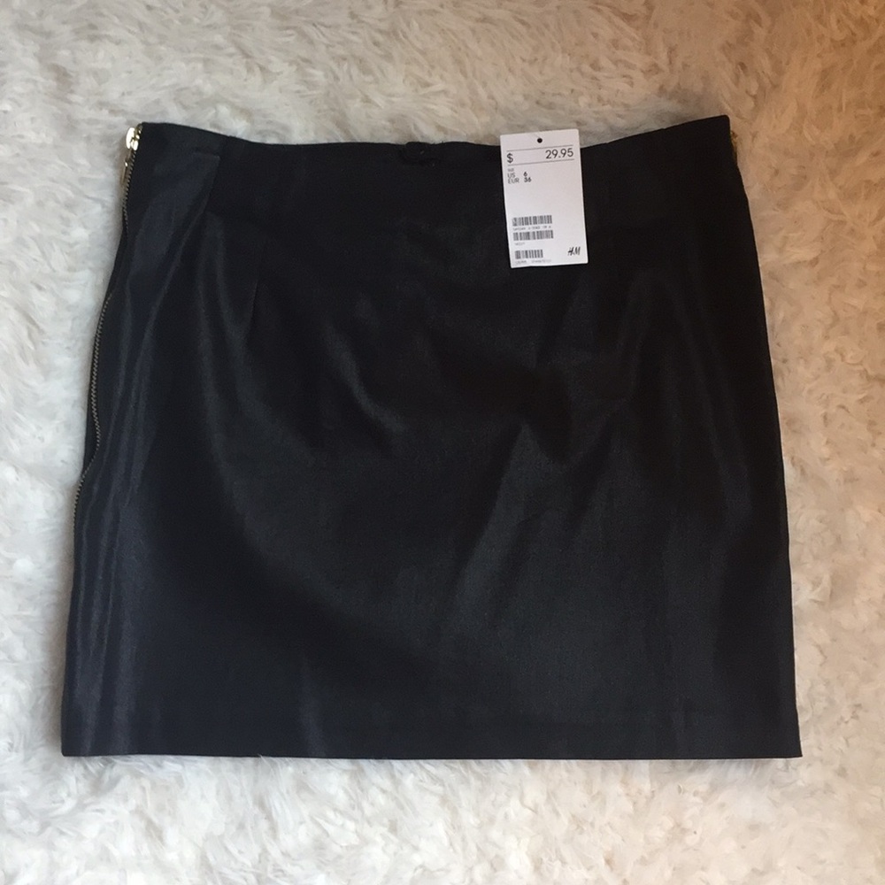 NWT H&M black coated mini with gold zippers Size 6